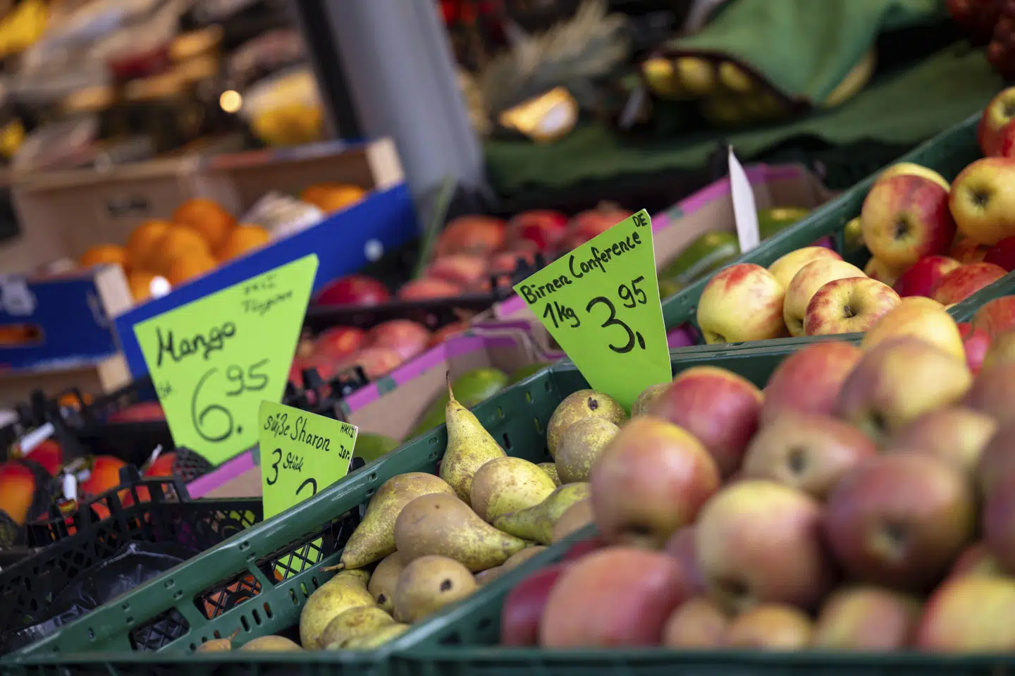 Inflation i eurozonen falder til laveste niveau i over to år.