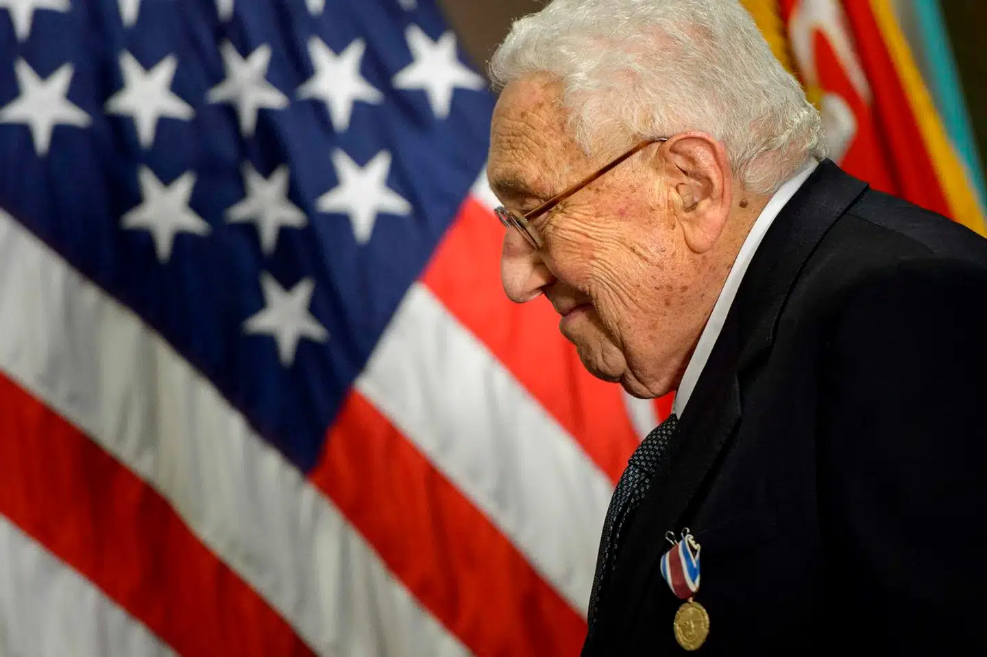 Den tidligere udenrigsminister og sikkerhedspolitiske rådgiver Henry Kissinger modtog i 2016 en medalje til ære for sin diplomatiske karriere i Washington, D.C. Kissinger døde natten til torsdag 100 år gammel.