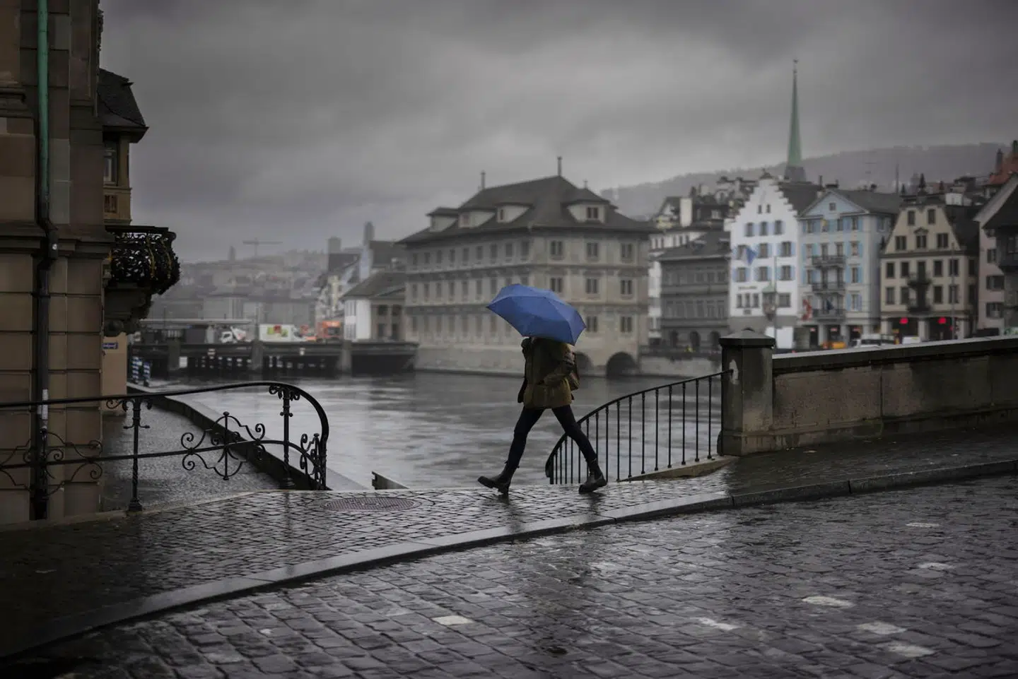 Vejret kan være rigtigt efterårsagtigt også i schweiziske Zürich, der sammen med Singapore er blevet verdens dyreste sted at bo.