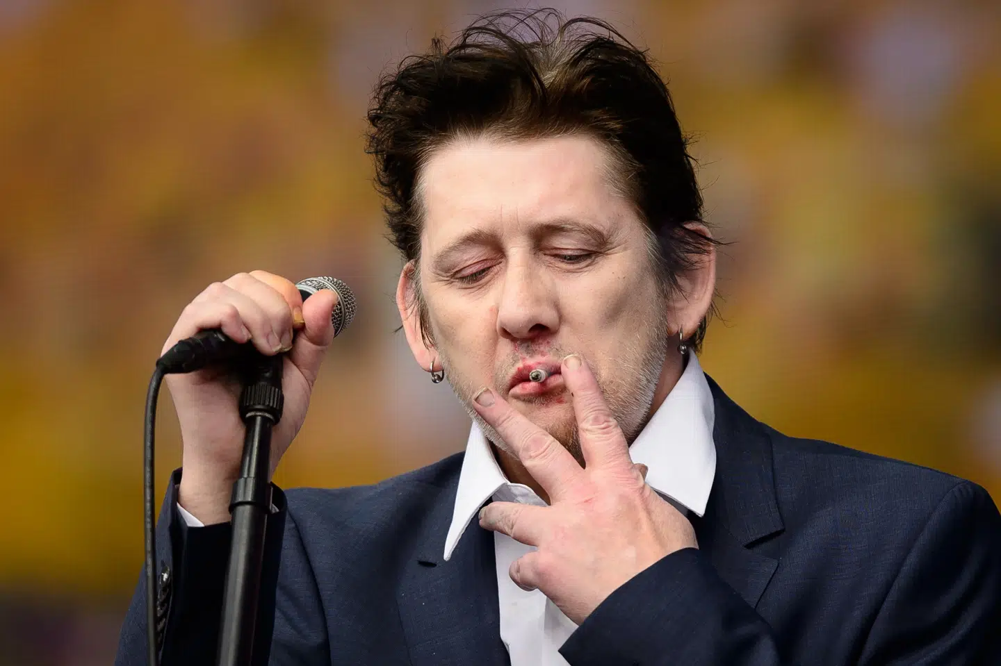 Shane MacGowan er død som 65-årig efter en længere periode med dårligt helbred. Han var frontfigur i bandet The Pogues. Her er han fotograferet under en koncert i 2014. (Arkivfoto).