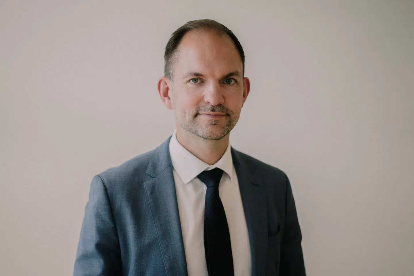 Skatteminister Jeppe Bruus (S) henviser til de igangværende forhandlinger om en ny skattereform og afviser derfor at kommentere på opsigtsvækkende tal i sit eget folketingssvar.