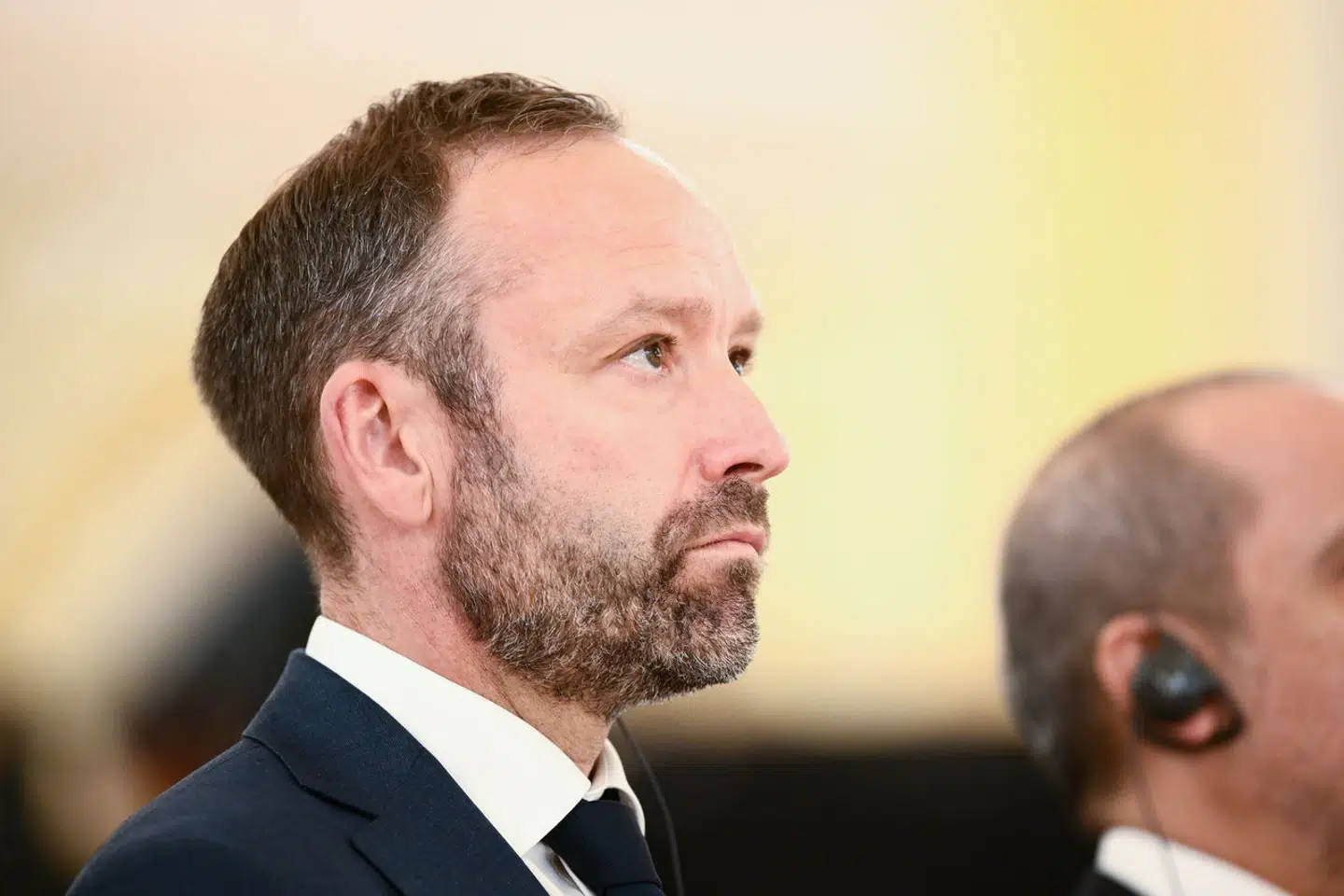 De danske virksomheder, der er på vej ud af Rusland, er klart mest udsatte for pres, siger den danske ambassadør i Moskva, Jakob Henningsen. Men han advarer mod at tro, at virksomhederne er fredet, hvis de blot vælger at forblive i Rusland.