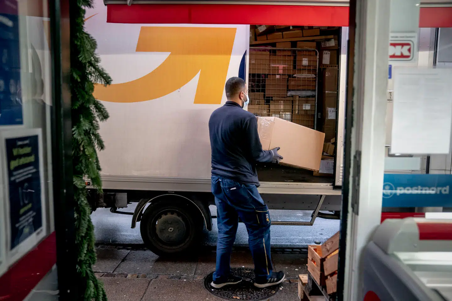 Travlheden i pakkeshops landet over er særligt høj i år på grund af en ekstraordinær stor handel ved Black Friday, som flere steder har varet over en uge. Billedet stammer fra coronakrisen, hvor danskerne også var meget ivrige efter at bestille pakker.