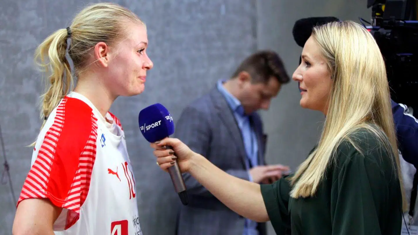 Stine Bjerre (th.) i aktion for TV 2. Fredag gør hun slutrundecomeback.