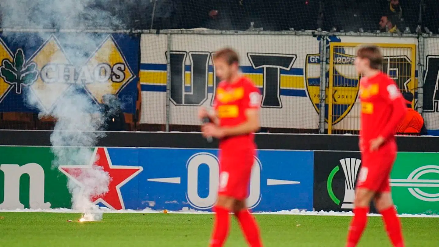 Der var ikke ballade at spore på lægterne, men noget pyroteknik endte dog på banen.