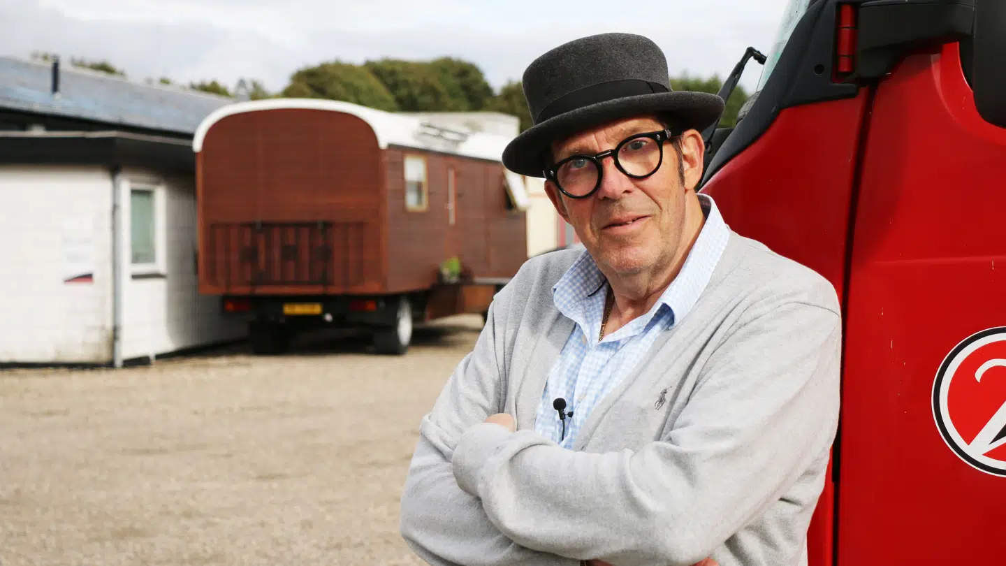 Søren Østergaard foran sit elskede Zirkus Nemo i den nye dokumentar. Foto: TV 2