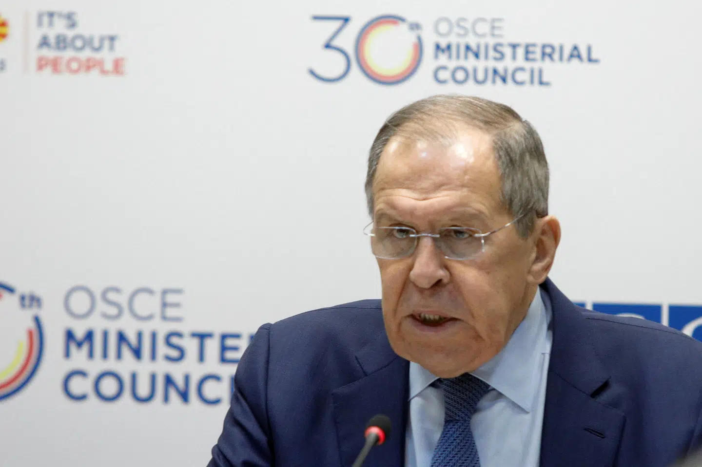 Ruslands udenrigsminister, Sergej Lavrov (på billedet), kalder fredag USA's udenrigsminister, Antony Blinken, og EU's udenrigschef, Josep Borrell, for kujoner ved et pressemøde under OSCE's årsmøde.