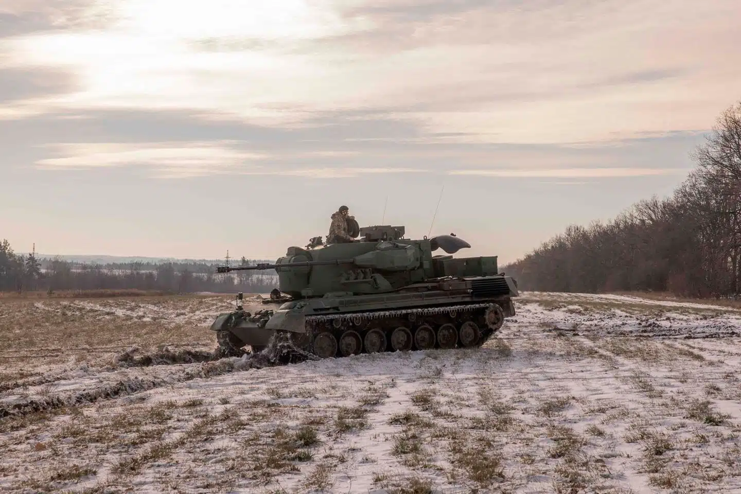 Vestens militære støtte til Ukraine er steget markant, siden Danmark i februar 2022 sendte de første skulderbårne panserværnsraketter til Ukraine. På billedet ses ukrainske soldater i en tysk Gepard-antiluftskytskampvogn, torsdag 30. november.