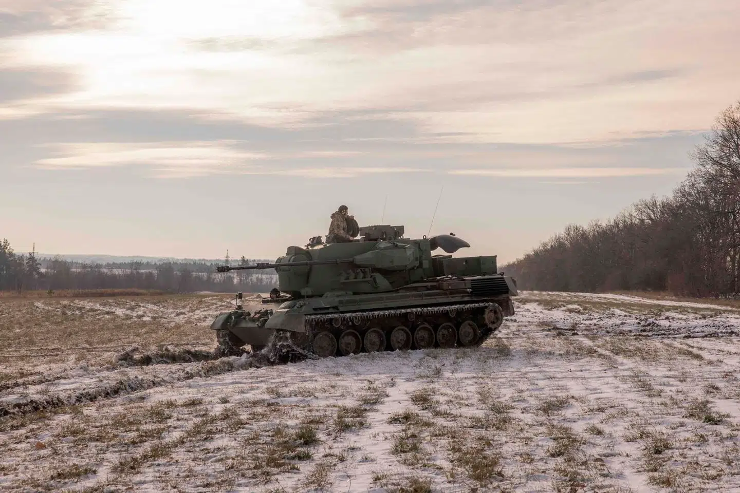 Vestens militære støtte til Ukraine er steget markant, siden Danmark i februar 2022 sendte de første skulderbårne panserværnsraketter til Ukraine. På billedet ses ukrainske soldater i en tysk Gepard-antiluftskytskampvogn, torsdag 30. november.