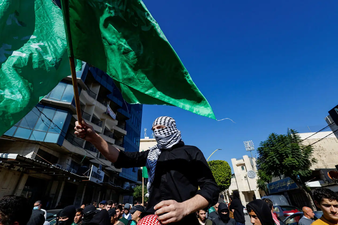 Det grønne Hamas-flag er begyndt at vaje til demonstrationer på Vestbredden.