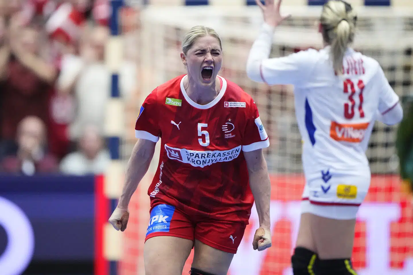 Sarah Iversen skriger sin glæde ud i en hårdt tilkæmpede sejr over Serbien.