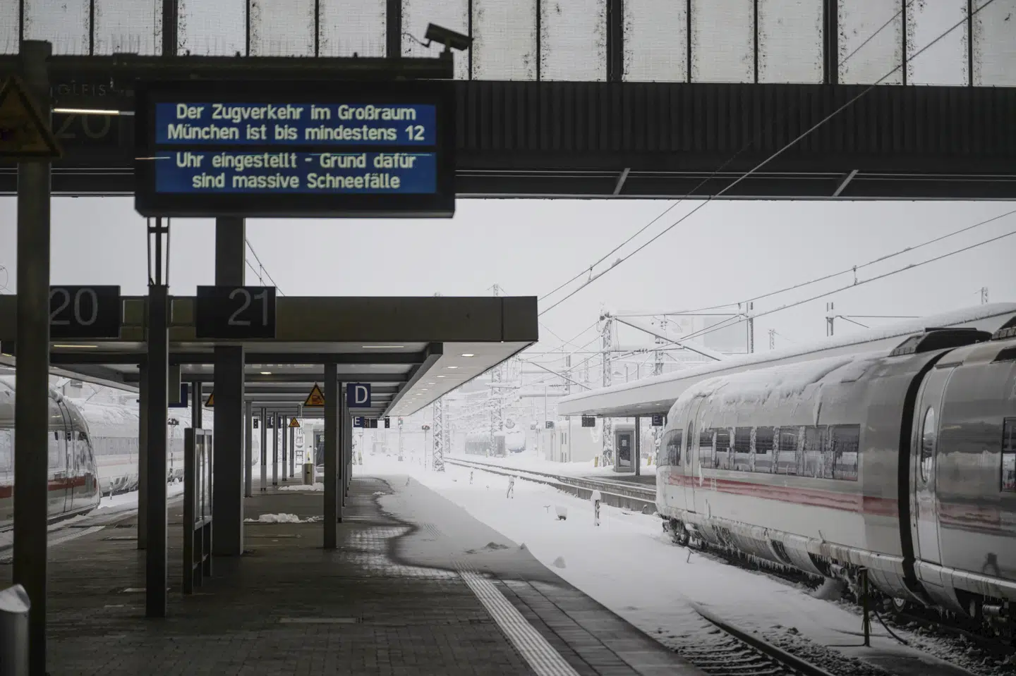 En tom perron på Münchens banegård lørdag, hvor tusindvis af rejsende i delstaten Bayern sad fast i togtrafikken. Både regionale og fjerntog til og fra storbyen blev midlertidigt indstillet, og togtrafikken ventedes at være ramt af store forstyrrelser frem til søndag.