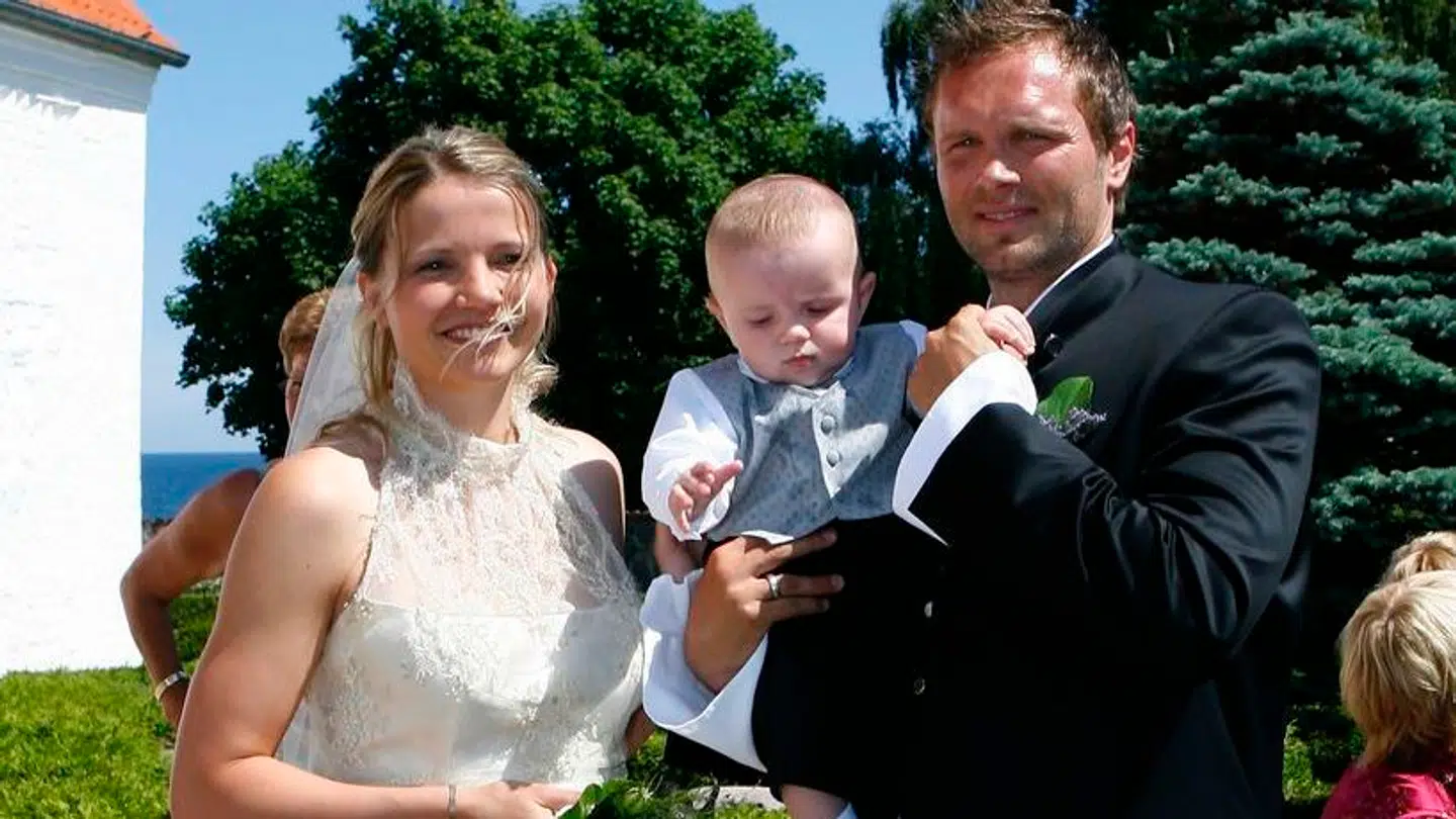 Det er den lille fyr i midten, der nu har fået debut for AC Horsens. Her tilbage i 2006 til forældrenes bryllup.