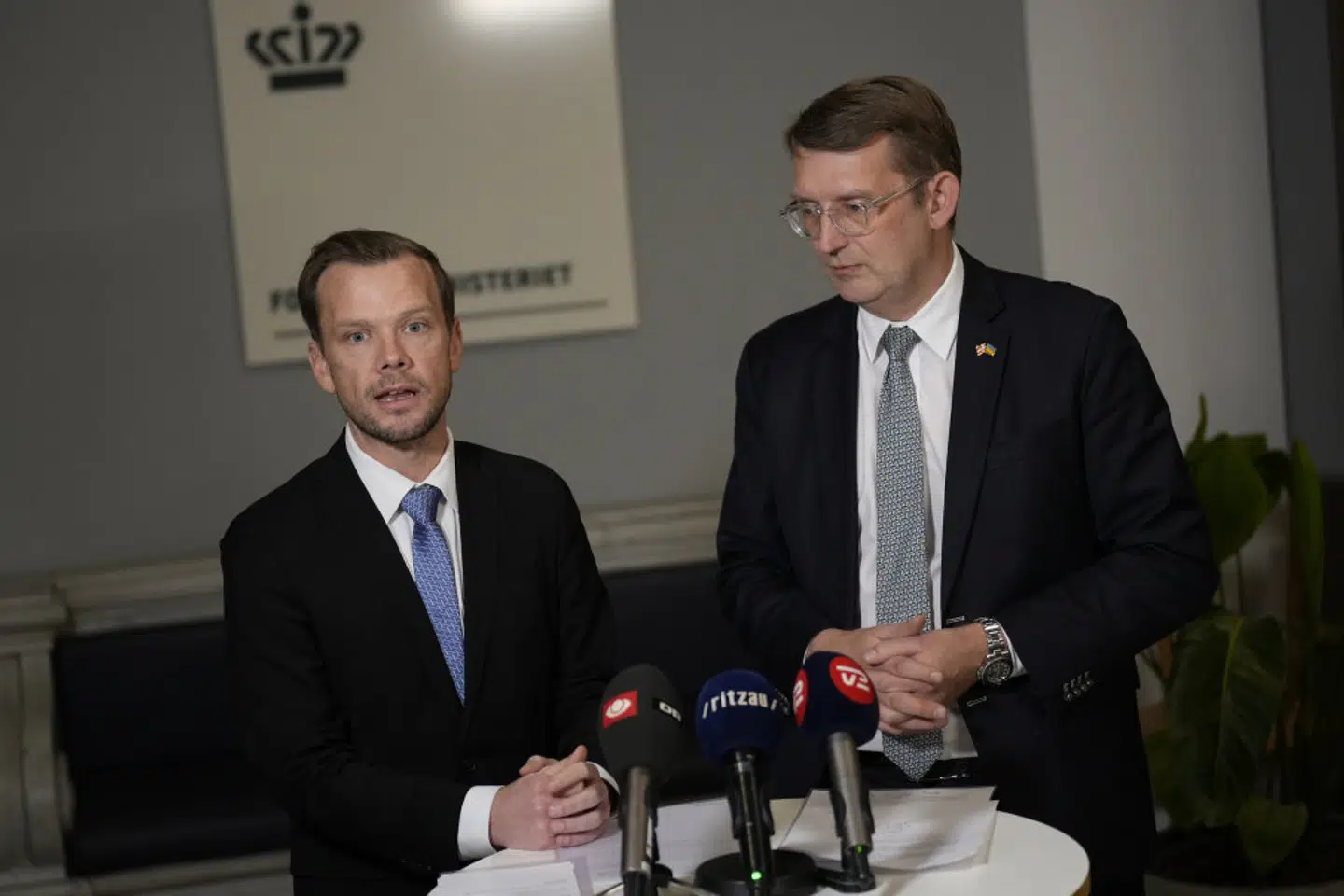 Politiet har meget at se til, og derfor skal Forsvaret hjælpe med at bevogte jødiske og israelske lokaliteter, fortæller justitsminister Peter Hummelgaard (S) og forsvarsminister Troels Lund Poulsen (V). -