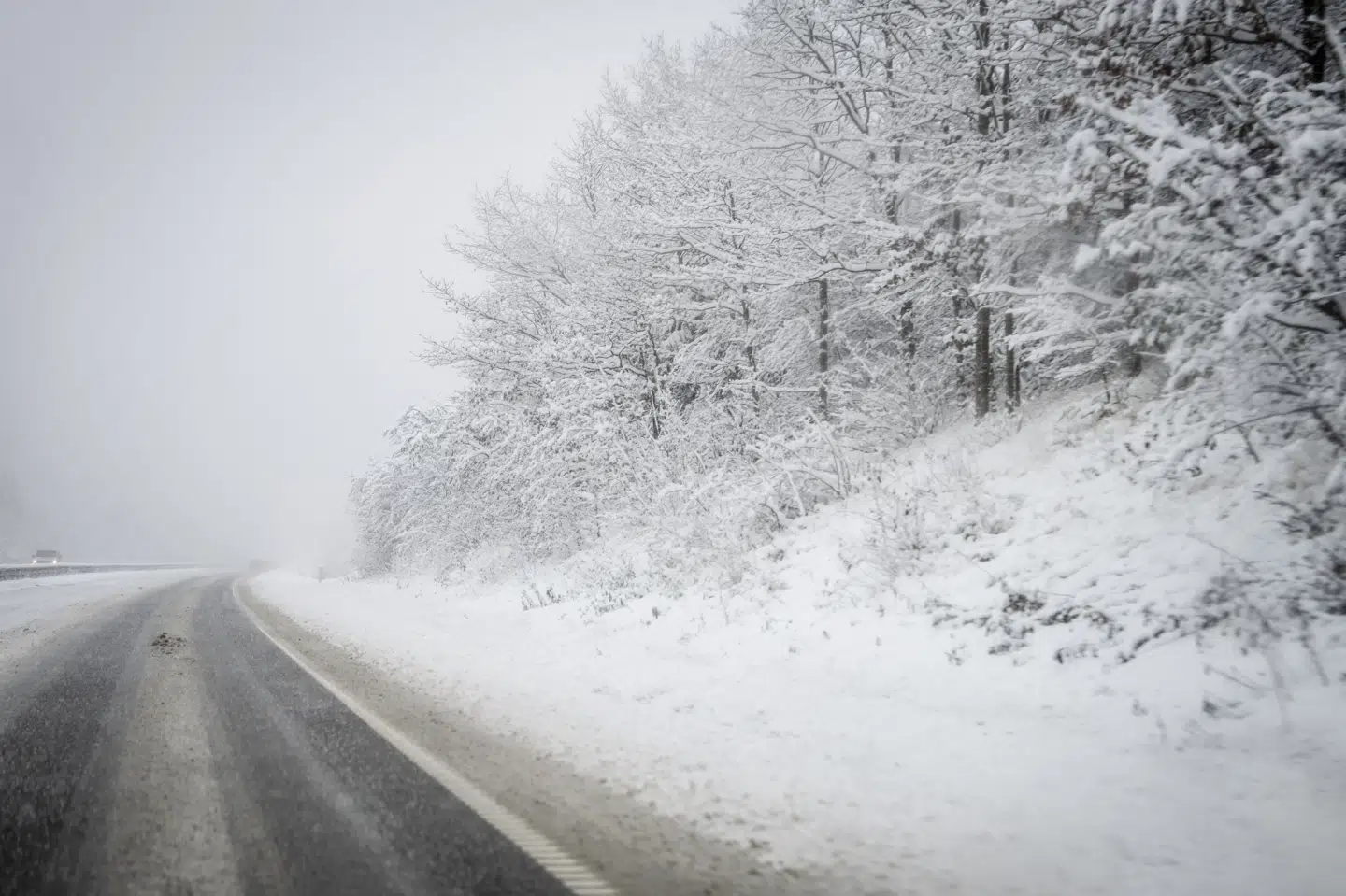 Det kraftige snevejr kan søndag skabe trafikale problemer, advarer TV 2 Vejret. (Arkivfoto).
