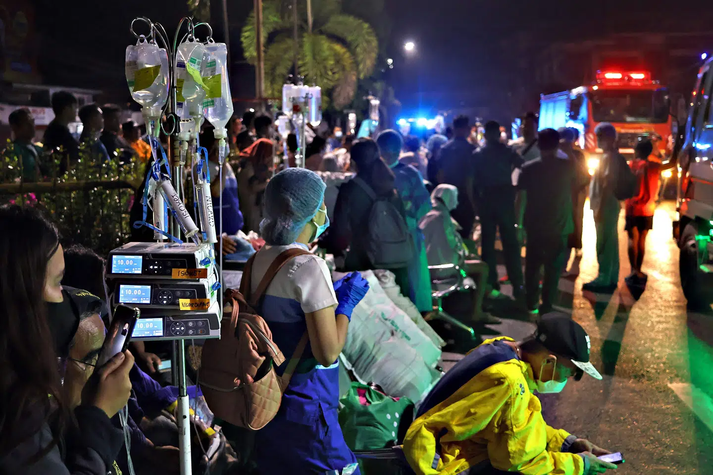 Lokale indbyggere og ansatte på et hospital fik travlt med at evakuere patienter i byen Butuan på øen Mindanao, da et kraftigt jordskælv ramte lørdag aften.