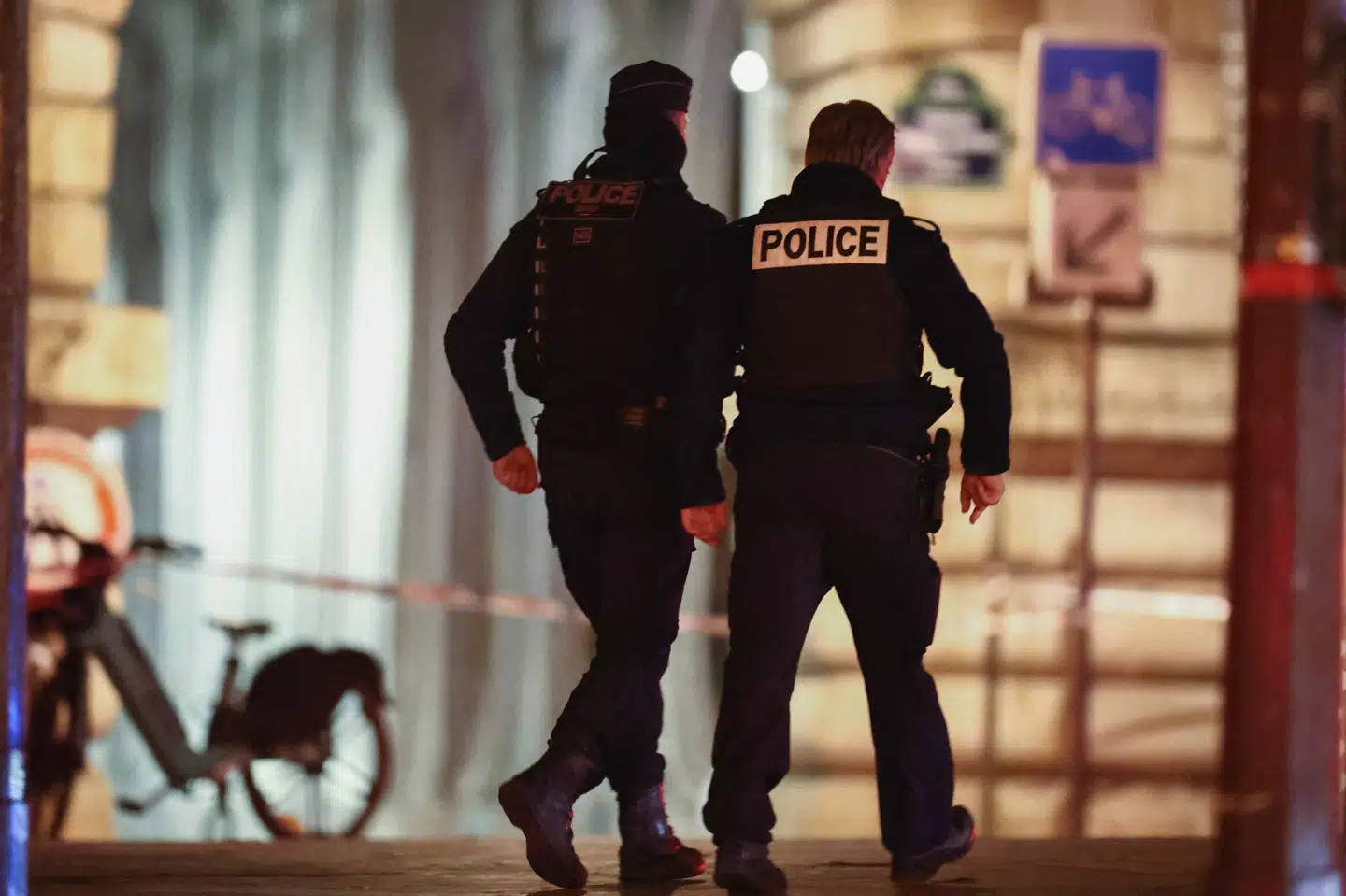 French police secures the access to the Bir-Hakeim bridge after a security incident in Paris, France December 3, 2023. REUTERS/Stephanie Lecocq