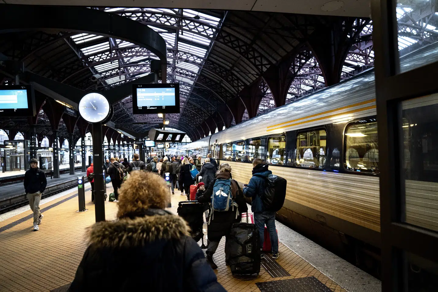 DSB opfordrer til, at man hurtigst muligt sikrer sig en pladsbillet, hvis man har i sinde at tage toget for at rejse hjem til jul. (Arkivfoto).