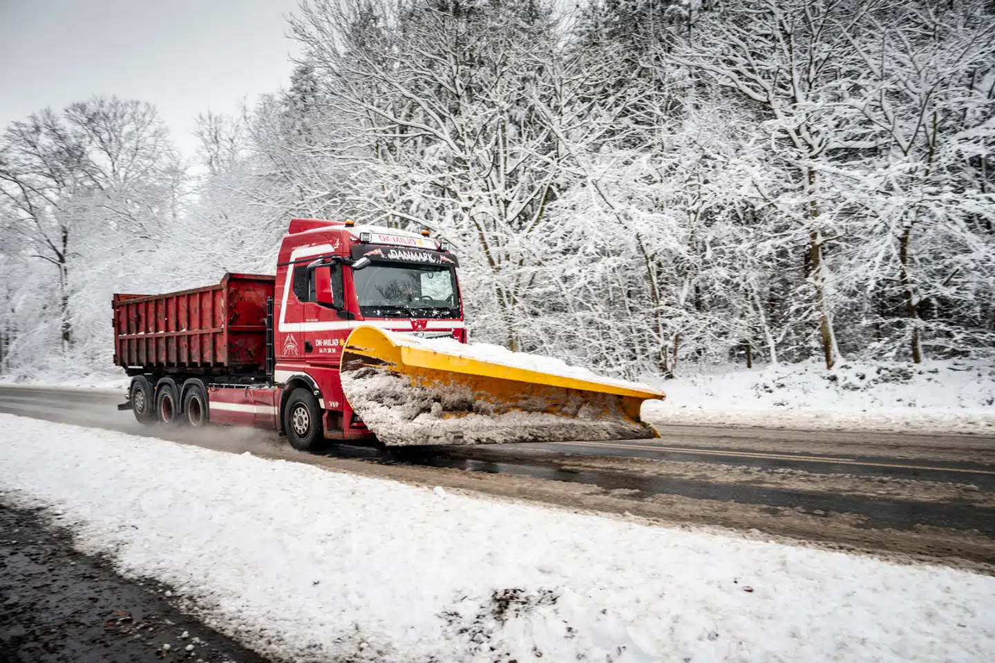 Snevejret begynder i Jylland og bevæger sig i løbet af søndagen mod øst.