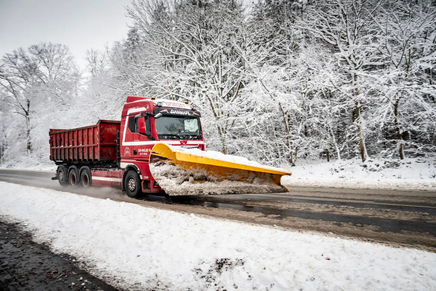 Snevejret begynder i Jylland og bevæger sig i løbet af søndagen mod øst.