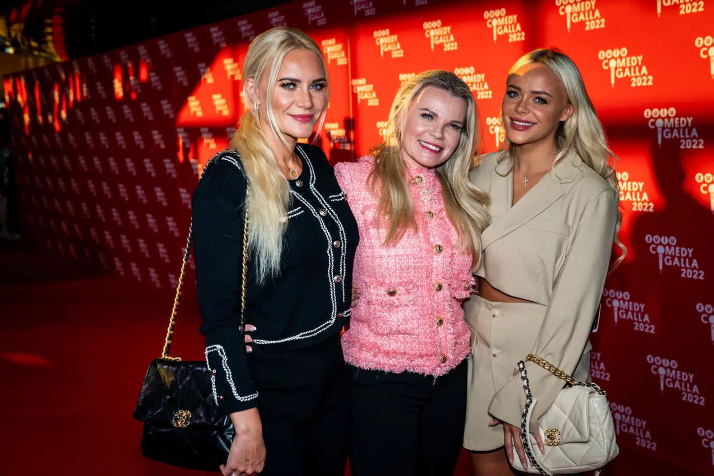 Dubais hårde regler for utroskab kan få alvorlige konsekvenser for 26-årige Elvira Pitzner. Det er Elvira Pitzner til højre på fotoet, hvor hun ankommer til »Zulu Comedy Galla« i september 2022 med sin søster og mor.