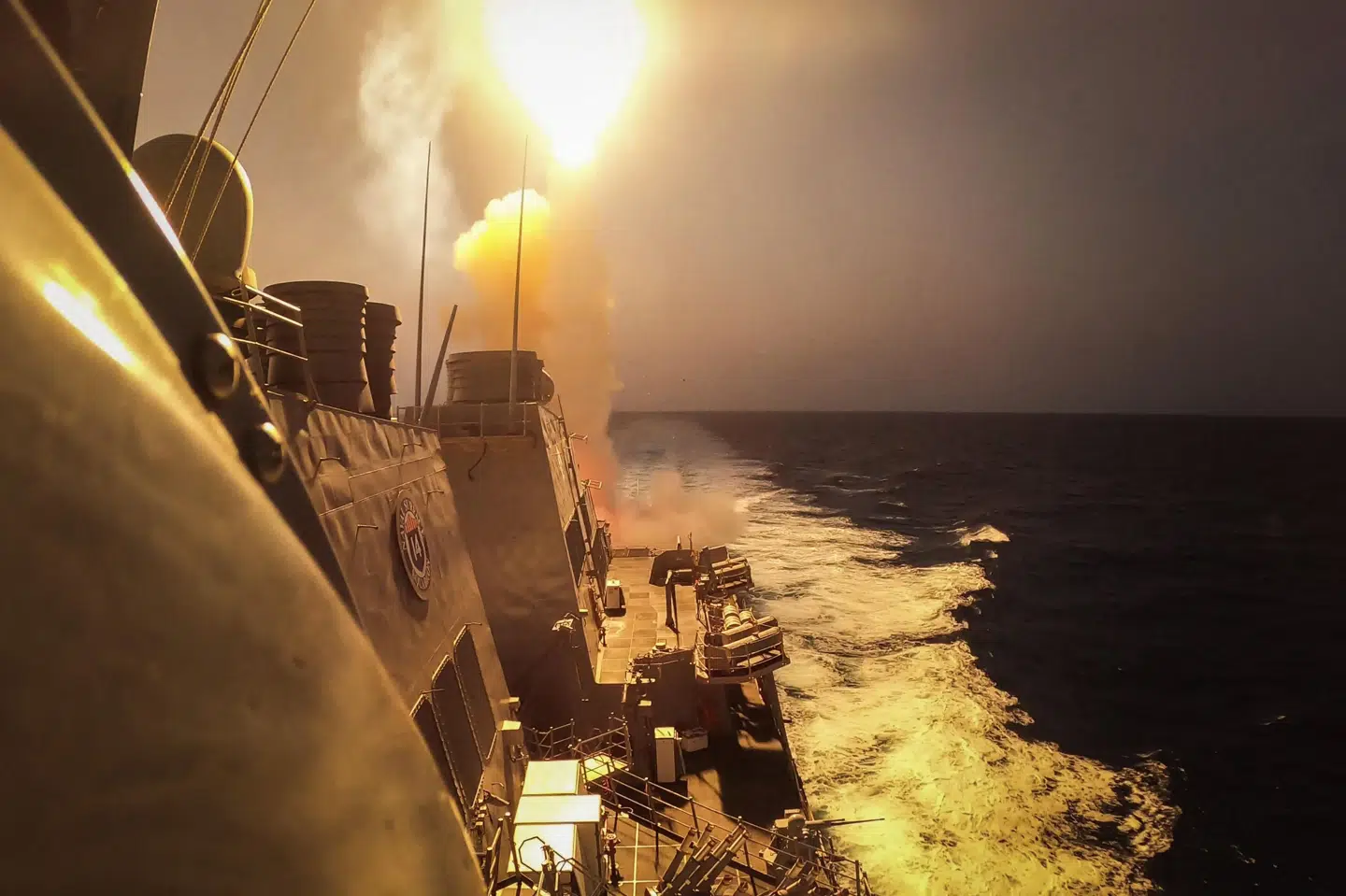 Et foto, som den amerikanske flåde offentliggjorde i oktober, viser krigsskibet "USS Carney" i Det Røde Hav i færd med at nedskyde missiler og droner afsendt af Houthi-bevægelsen i Yemen. Angrebet menes at have været rettet mod Israel. (Arkivfoto)