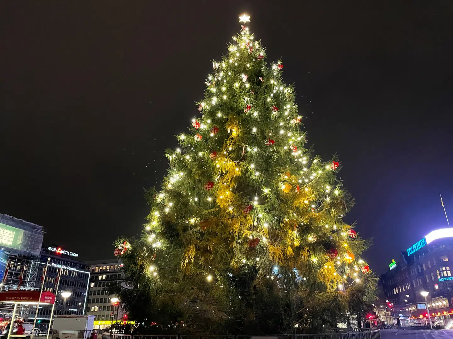 Den orange maling er søndag aften stadig tydelig på juletræet.