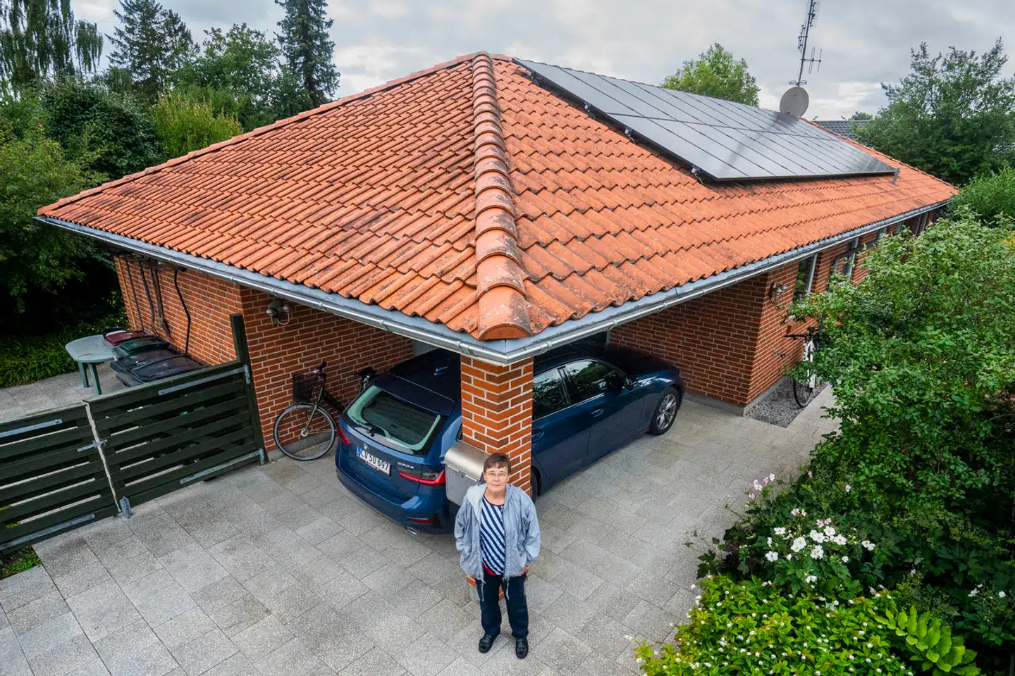 Det lyder som en oplagt idé at fodre sin elbil med strøm fra solceller. Men det er ikke så ligetil, som det lyder, hvilket Marianne Holst-Knudsen har fortalt om i en artikel i Berlingske.