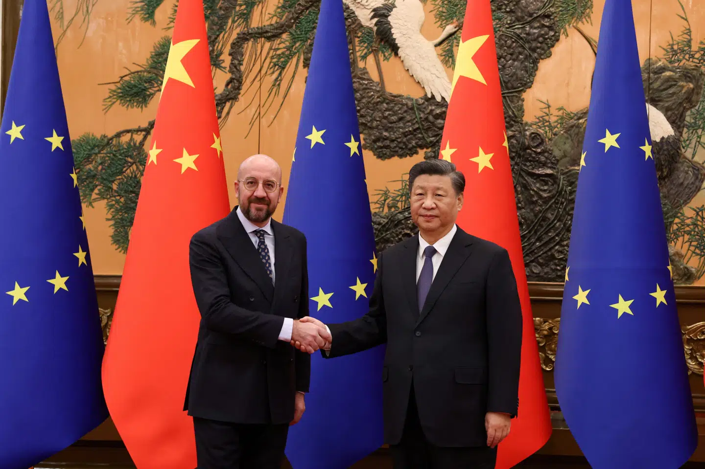 Ursula von der Leyen, Charles Michel (til venstre) og Xi Jinping (til højre) mødes torsdag til EU-Kina-topmøde.