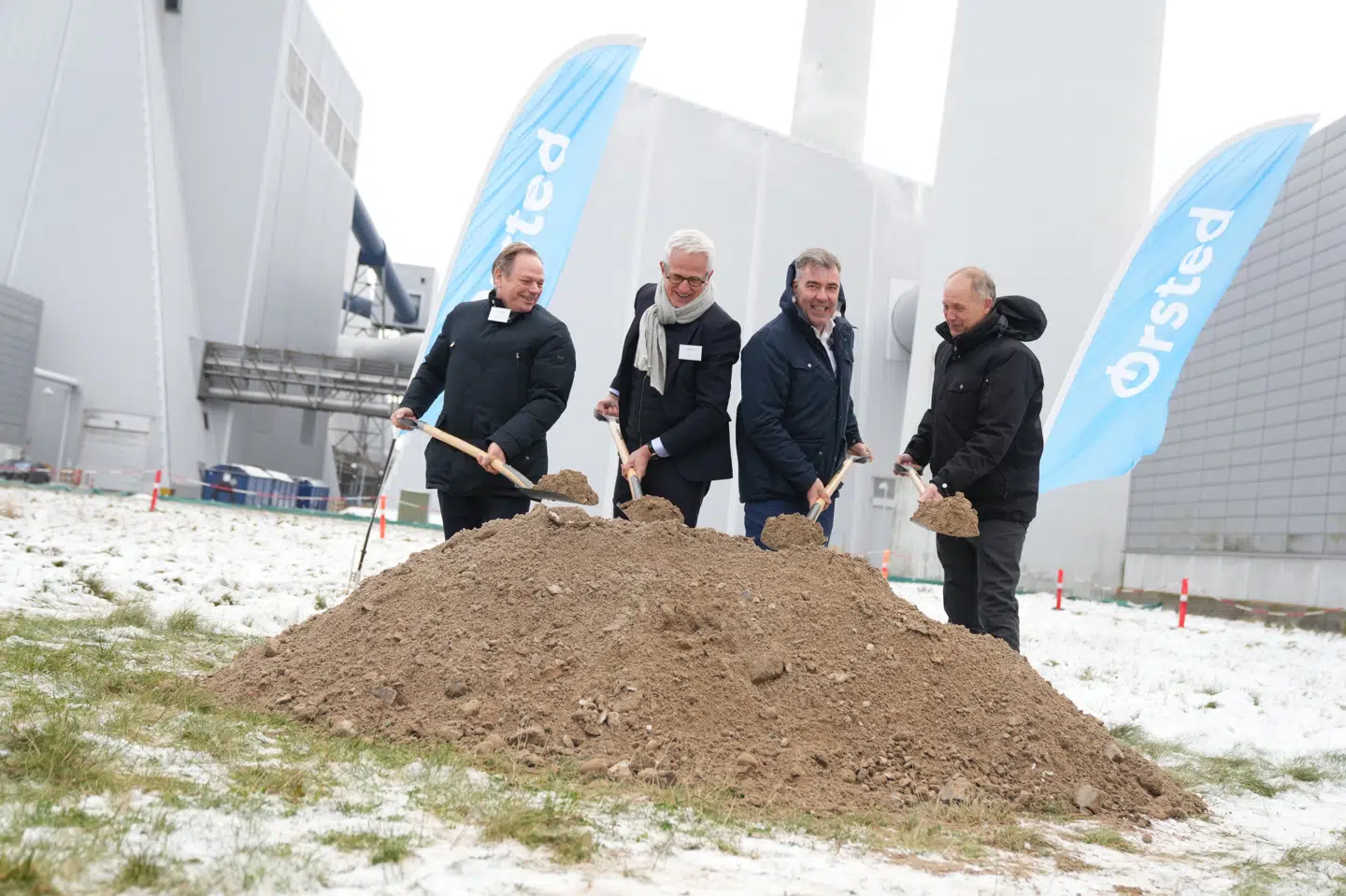 Klima-, energi- og forsyningsminister Lars Aagaard (M) (nummer to fra højre) tager her det første spadestik til Danmarks første CO2-fangstprojekt i fuld skala på Avedøreværket i Hvidovre.