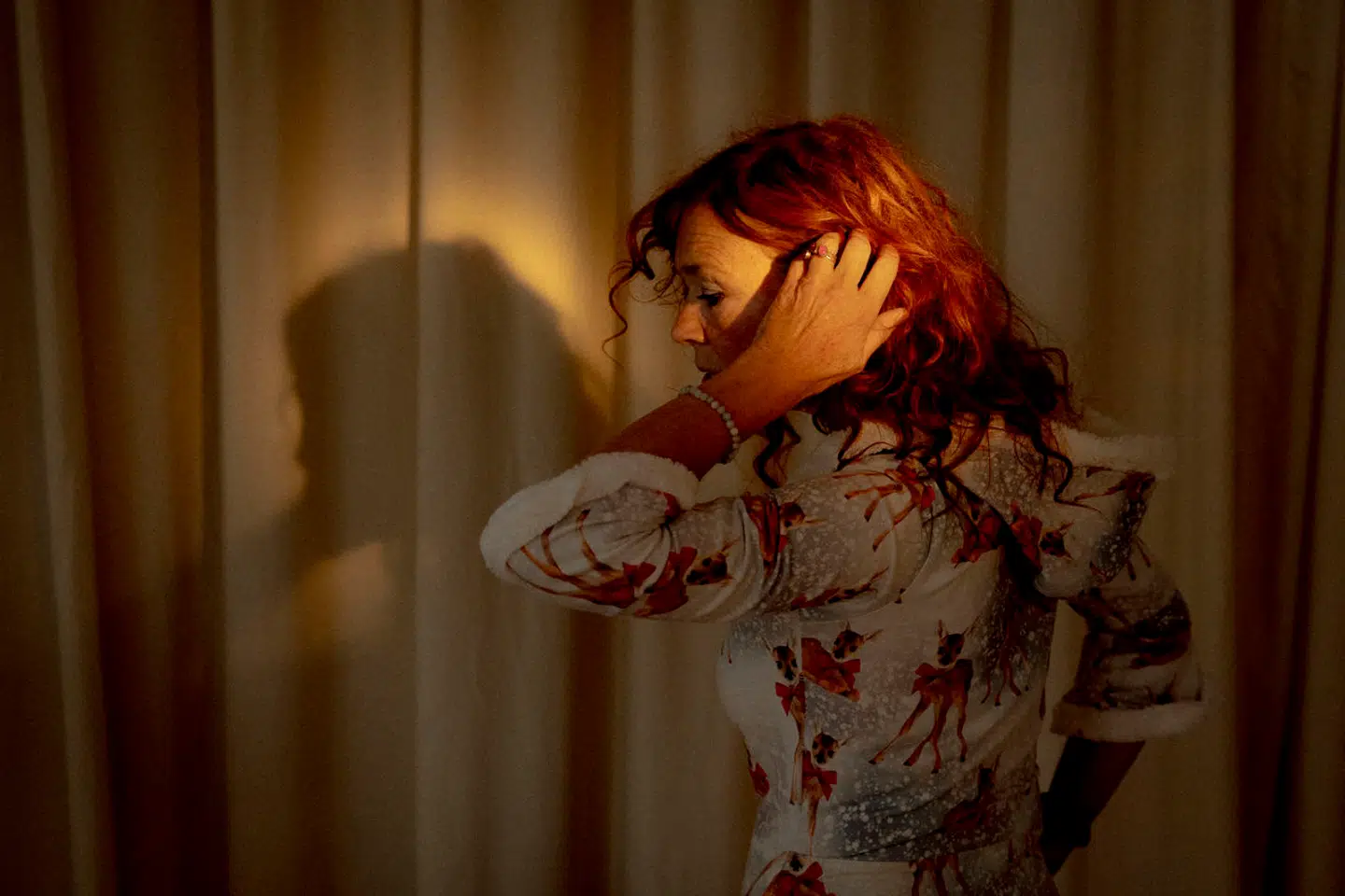 »Rune har sagt, at han synes, det ville se så mærkeligt ud, hvis jeg ikke havde rynker. Han ser dem slet ikke for noget negativt, men synes bare, at min hud er lækker at røre ved,« siger Joan Ørting, som er kærester med 38-årige Rune Ørum.