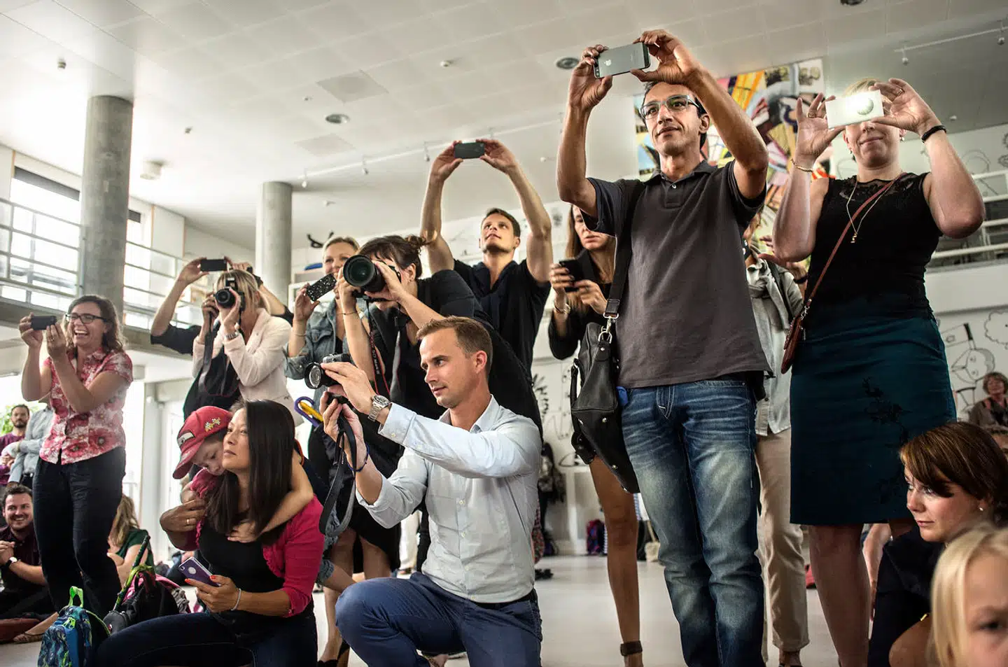 En velkendt positur for en første skoledag. Forældre tager billeder af deres børn på Skolen ved Søerne på Frederiksberg.