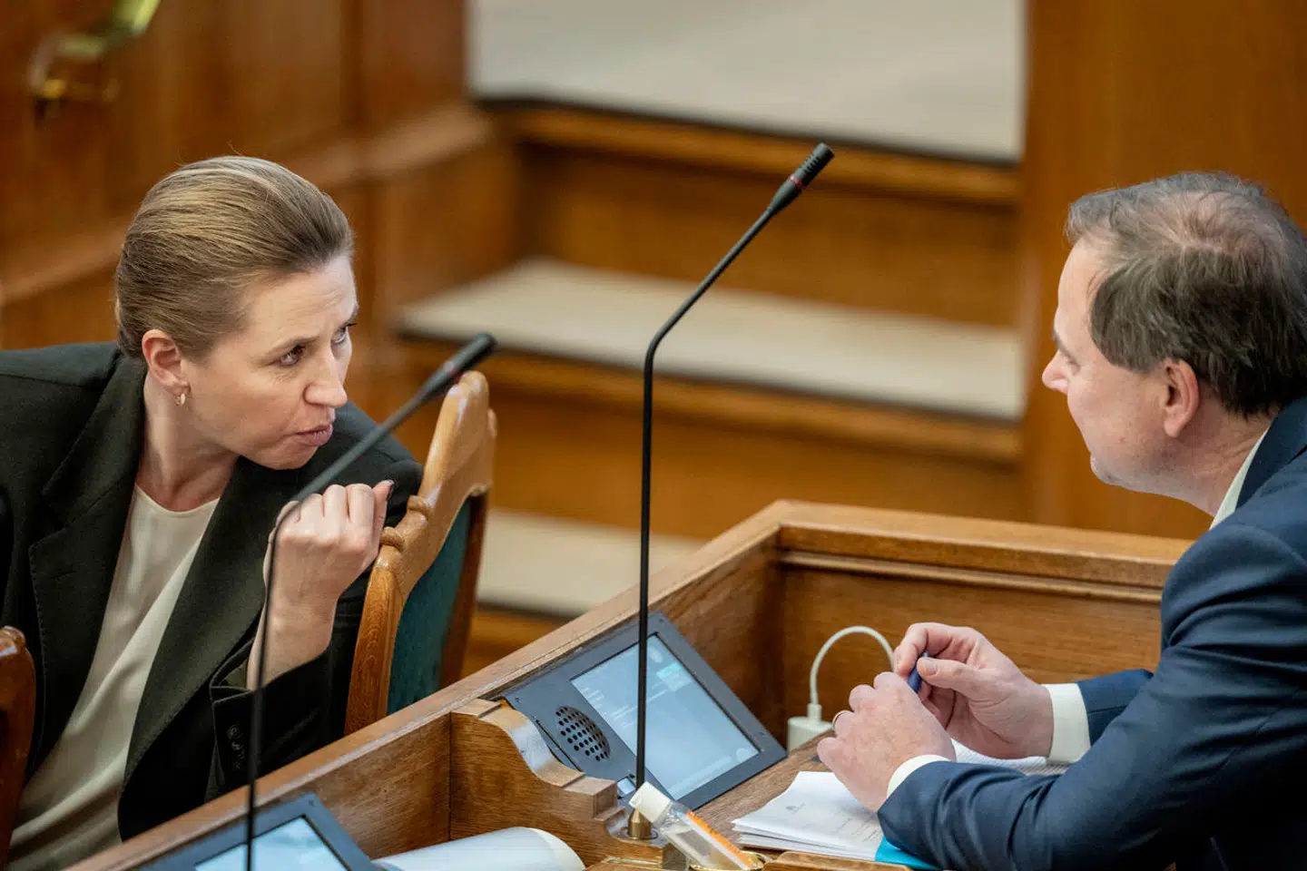 Statsminister Mette Frederiksen (S) og finansminister Nicolai Wammen (S) i samtale i Folketingssalen.