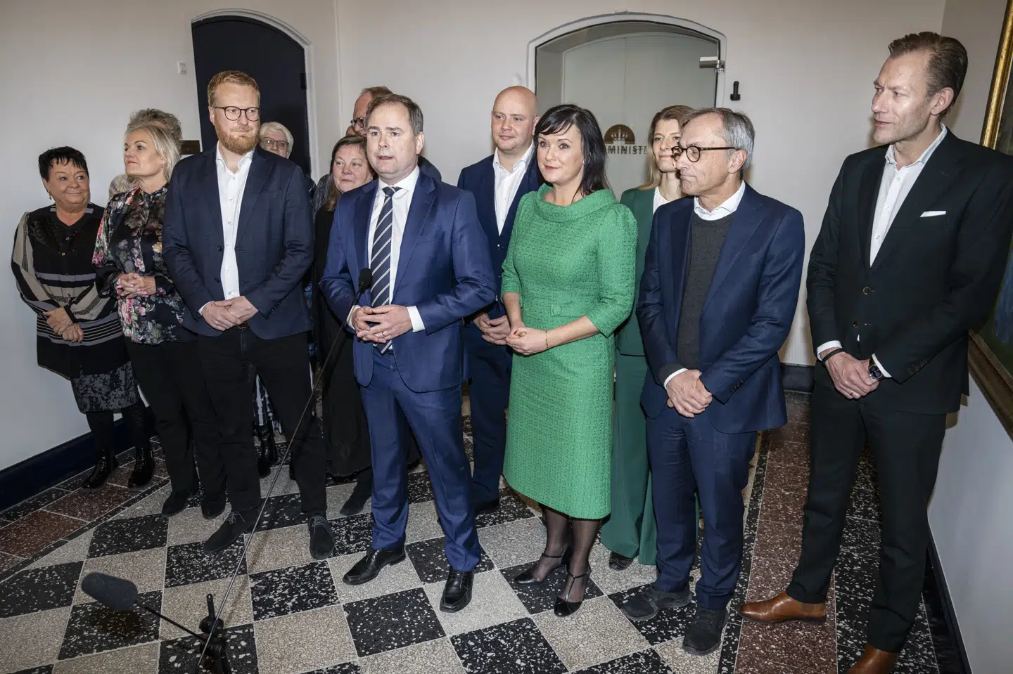 FOA-formand Mona Striib (yderst til venstre) siger, at det ikke bør ske, at regeringen direkte forhandler med arbejdsmarkedets parter om navngivne faggruppers løn og om overenskomstforhold.