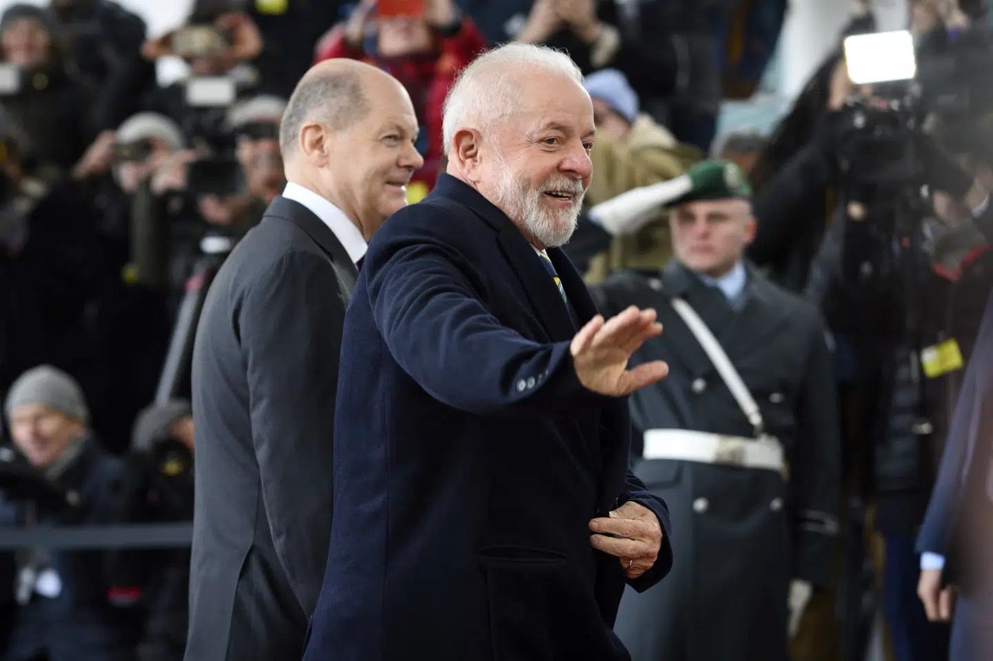 Lula ses her mandag under besøg hos forbundskansler Olaf Scholz mandag i Berlin.