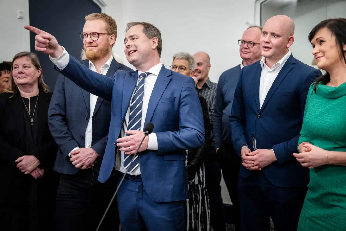 Finansminister Nicolai Wammen (S) stod stolt omgivet af kollegaer fra regeringen og ledere fra fagbevægelsen, da mandagens valgløfte om højere løn til udvalgte grupper af offentligt ansatte skulle præsenteres.