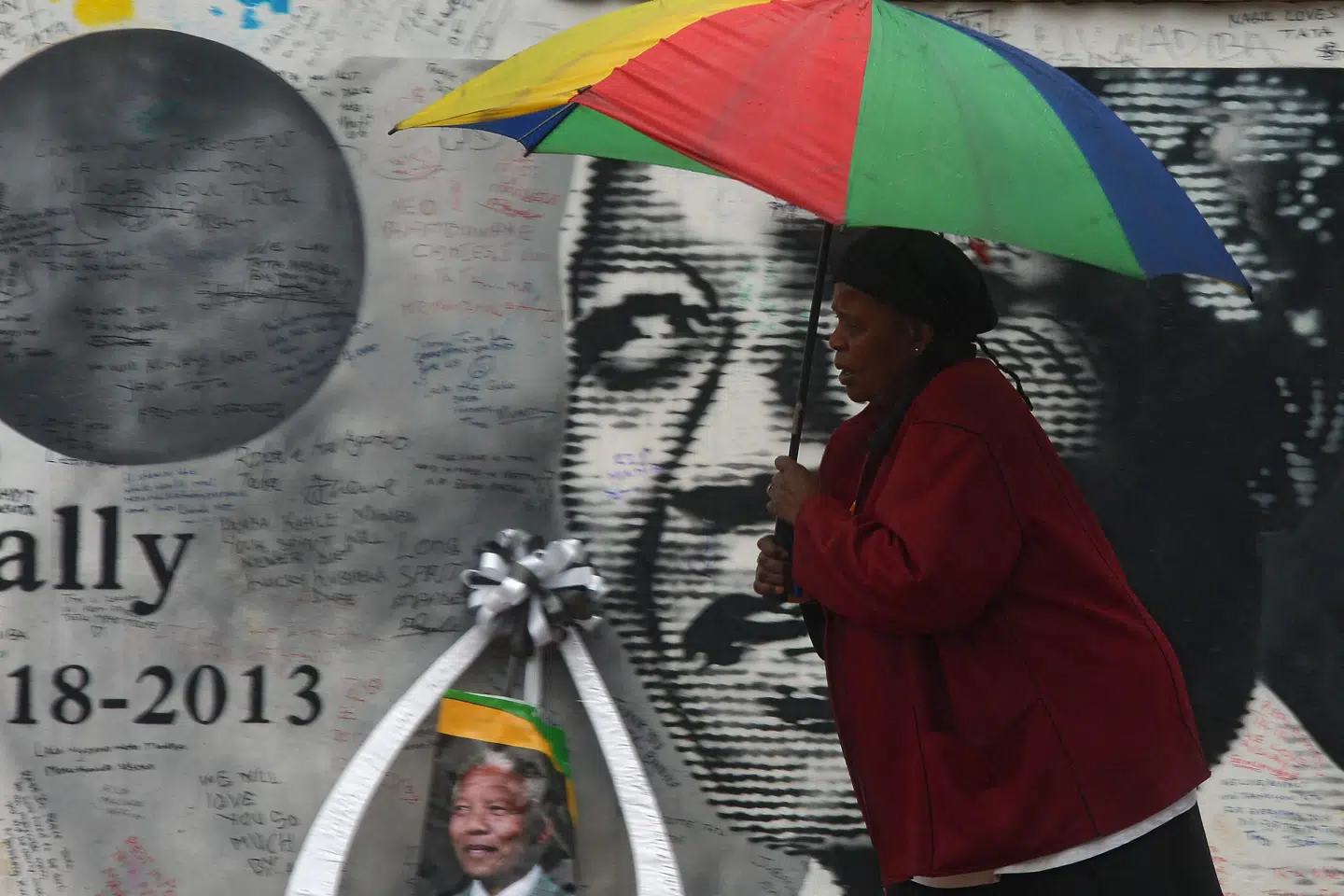En kvinde går forbi et vægmaleri af Sydafrikas tidligere præsident Nelson Mandela. Trods ophøret af apartheid har Sydafrika en af verdens højeste grader af ulighed ifølge Verdensbanken. (Arkivfoto).