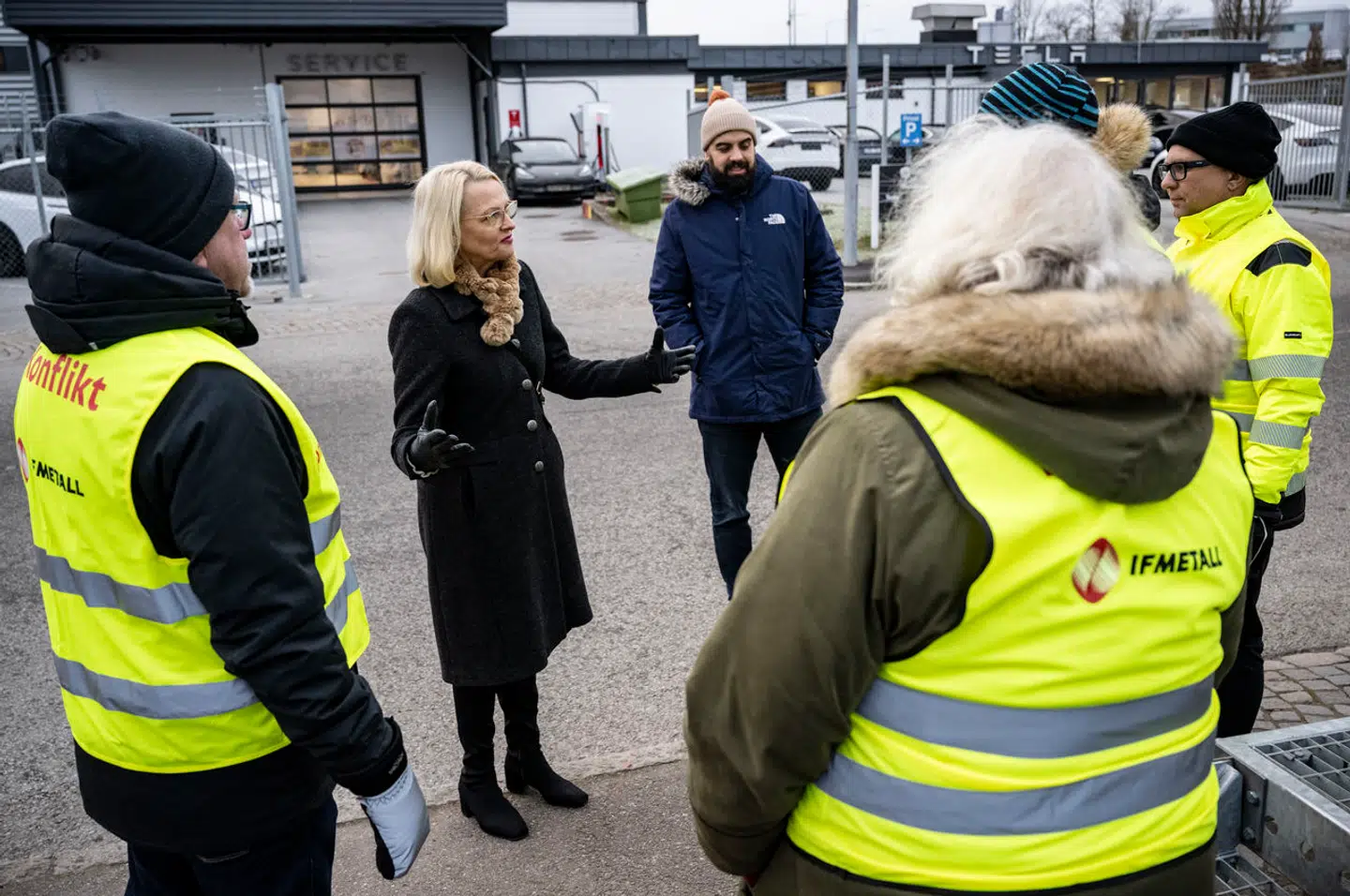 Svenske politikere, her socialdemokraternes europaparlamentariker Heléne Fritzon, har tidligere besøgt strejkevagterne uden for Teslas anlæg i Malmö.