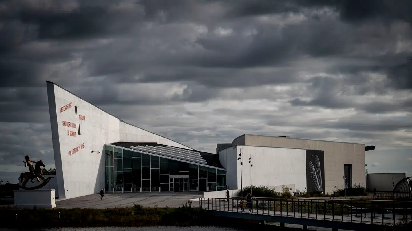 Mørke skyer over Arken i Ishøj.