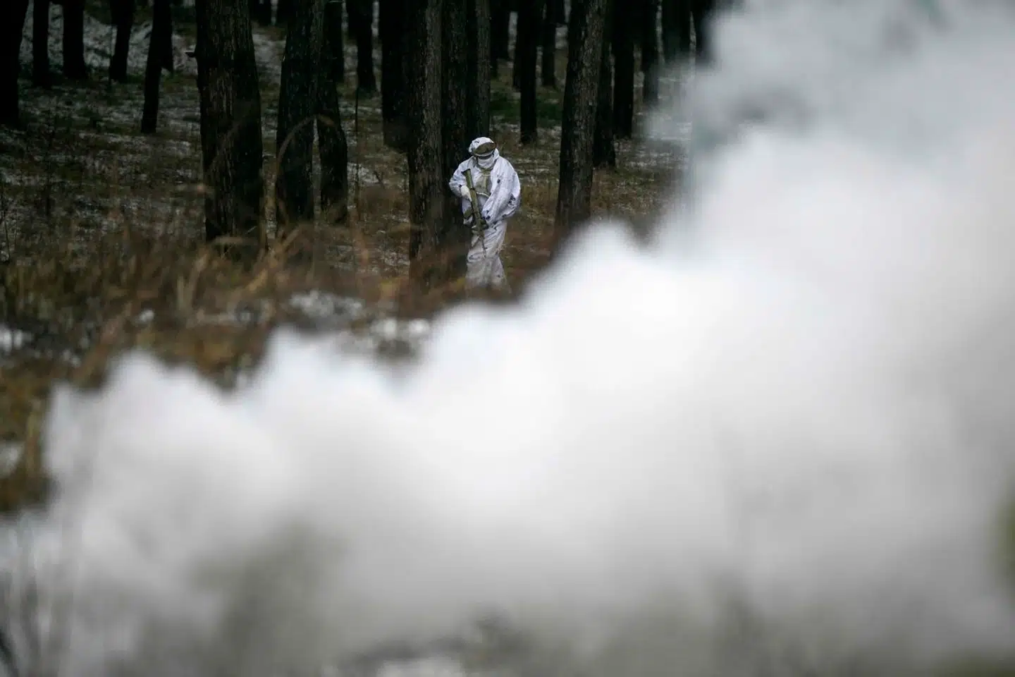 En ukrainsk soldat i snecamouflage i Kharkiv-regionen.