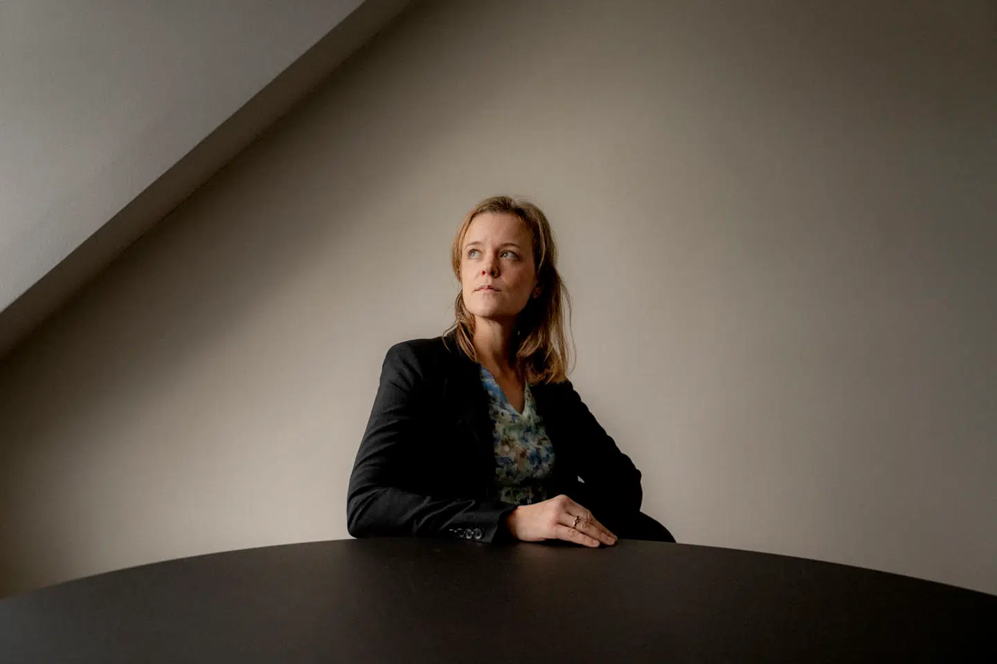 Arbejderbevægelsens Erhvervsråds analysechef, 34-årige Emilie Damm, er uenig med ROCKWOOL Fonden samt topforskerne Torben Tranæs og Claus Thustrup Kreiner, der mener, at beskæftigelsesindsatsen er alt for dyr i forhold til sin effekt.