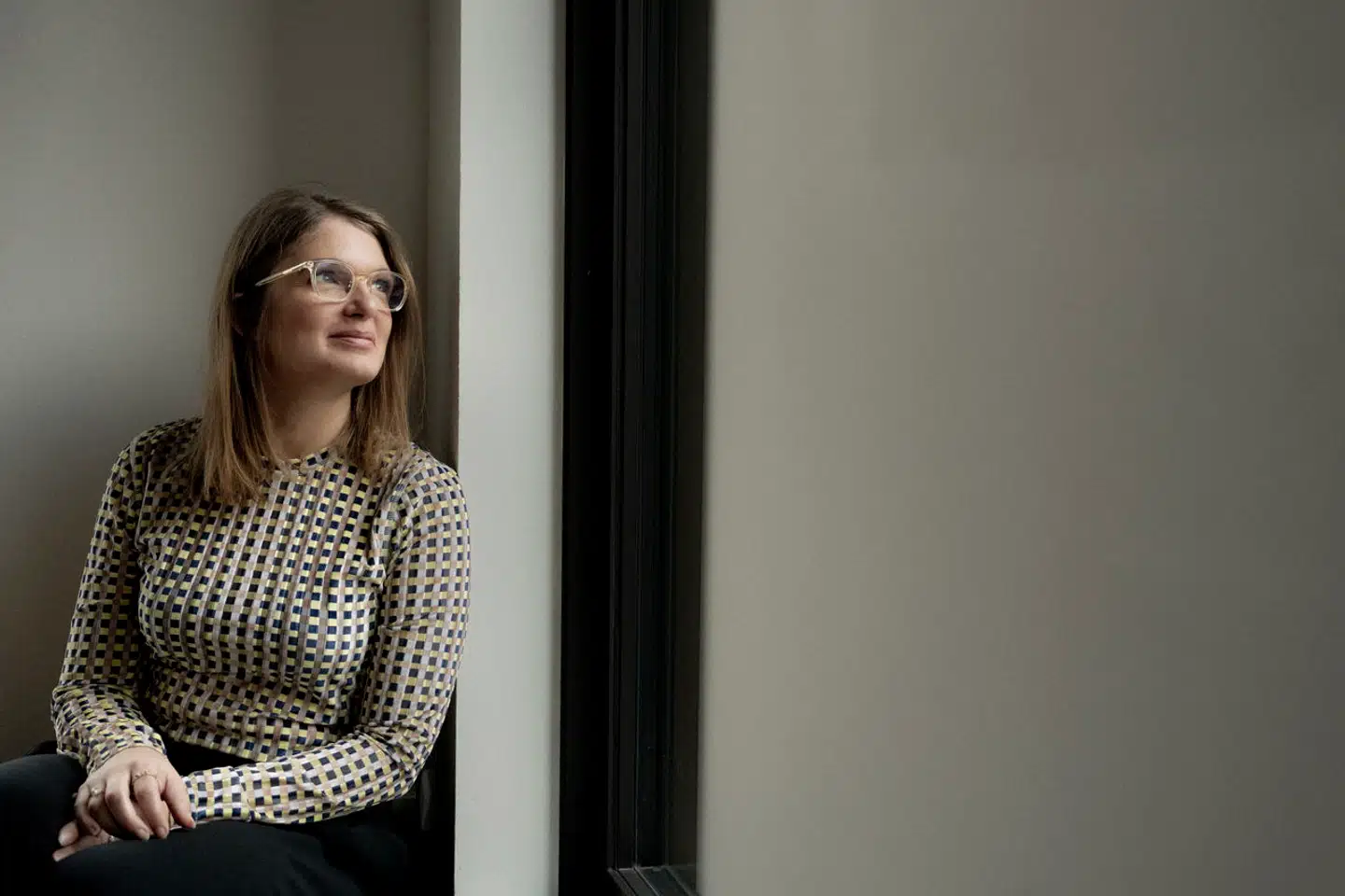 Psykologen Helene Hoppe Revald har i flere år arbejdet med ledelsespsykologi. Det er et felt, hun synes bliver ved med at være spændende. Ikke mindst, fordi det har så stor betydning for de fleste af os. Flertallet af arbejdende mennesker har nemlig en chef, de skal indordne sig under. På godt og ondt.