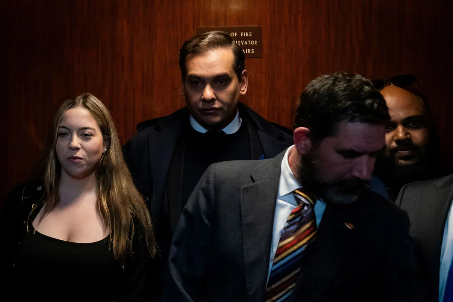 George Santos (bagest i midten) på vej op i elevatoren til den afstemning, der skulle føre til hans ekskludering fra Kongressen. Med ekskluderingen af Santos skal der vælges et nyt medlem til Repræsentanternes Hus. Det skal ske inden for 90 dage.