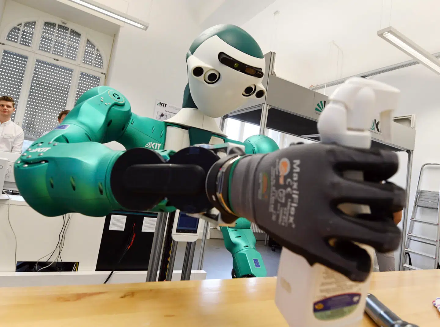 »Hvis det handlede om manglende teknologier og velfærdsløsninger, var sagen en anden, men vi har faktisk mange brugbare løsninger på hylderne,« skriver Christian Budde, Morten Rasmussen og Jesper Jarmann. På billedet ses en servicerobot.