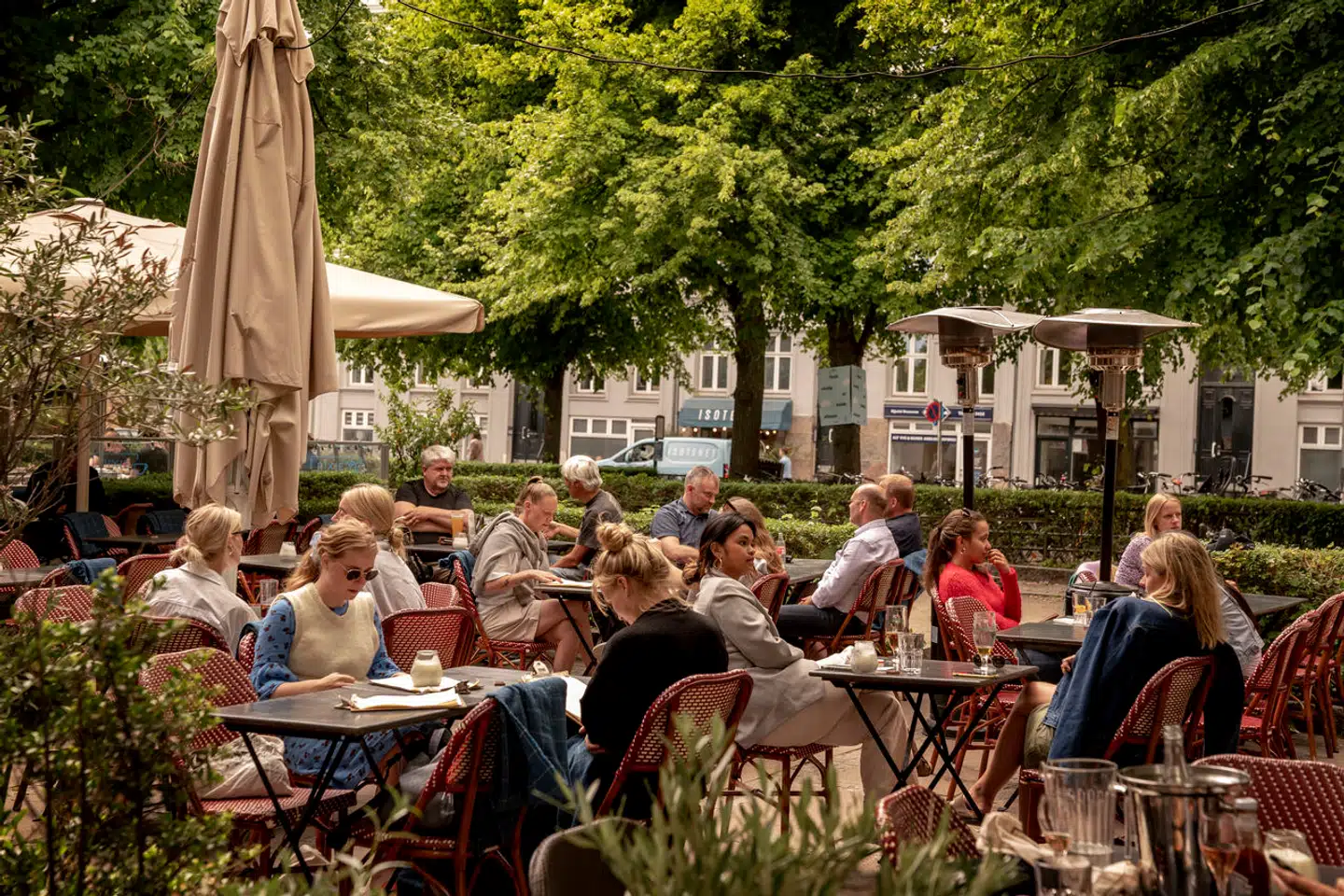 Bopa Plads er på listen over pladser, hvor der fra 2025 må være udeservering til klokken 02 fredag og lørdag i sommerhalvåret.