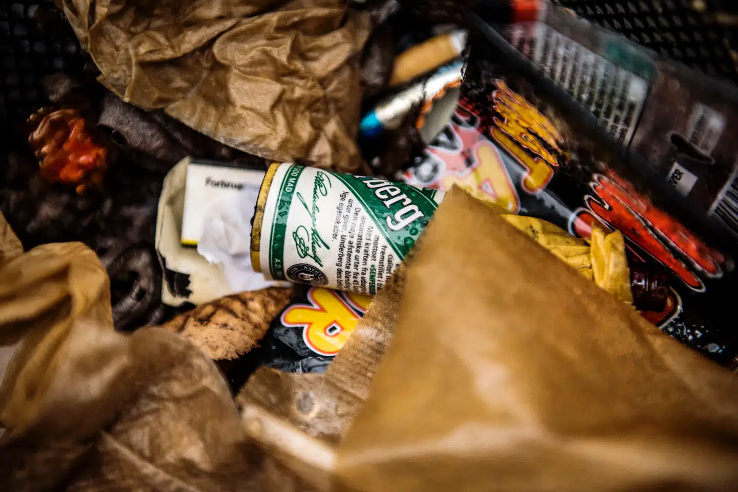 Skrald og rod i København på Gothersgade, Købmagergade og sidegaderne i området. Cigaretskodder, plastik, tomme flasker, papir, glas og graffiti.