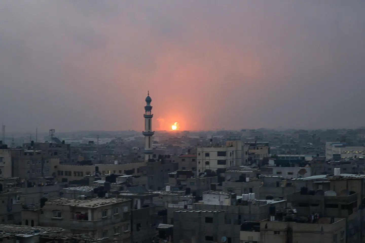 Her ses en eksplosion i Khan Younis i det sydlige Gaza tirsdag.