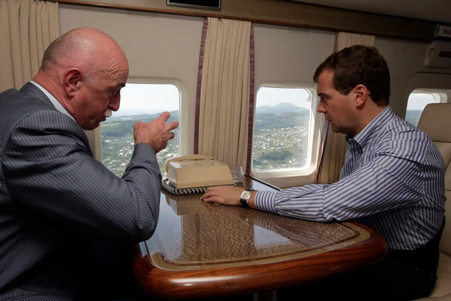 Tajmuraz Bollojev stod i spidsen for Baltika i begyndelsen af 1990erne og er nu hentet tilbage som øverste chef for det engang Carlsberg-kontrollerede russiske bryggeri. Her ses han sammen med den tidligere russiske præsident Dmitry Medvedev, mens de studerer bygningen af faciliteterne til OL i Sotji.