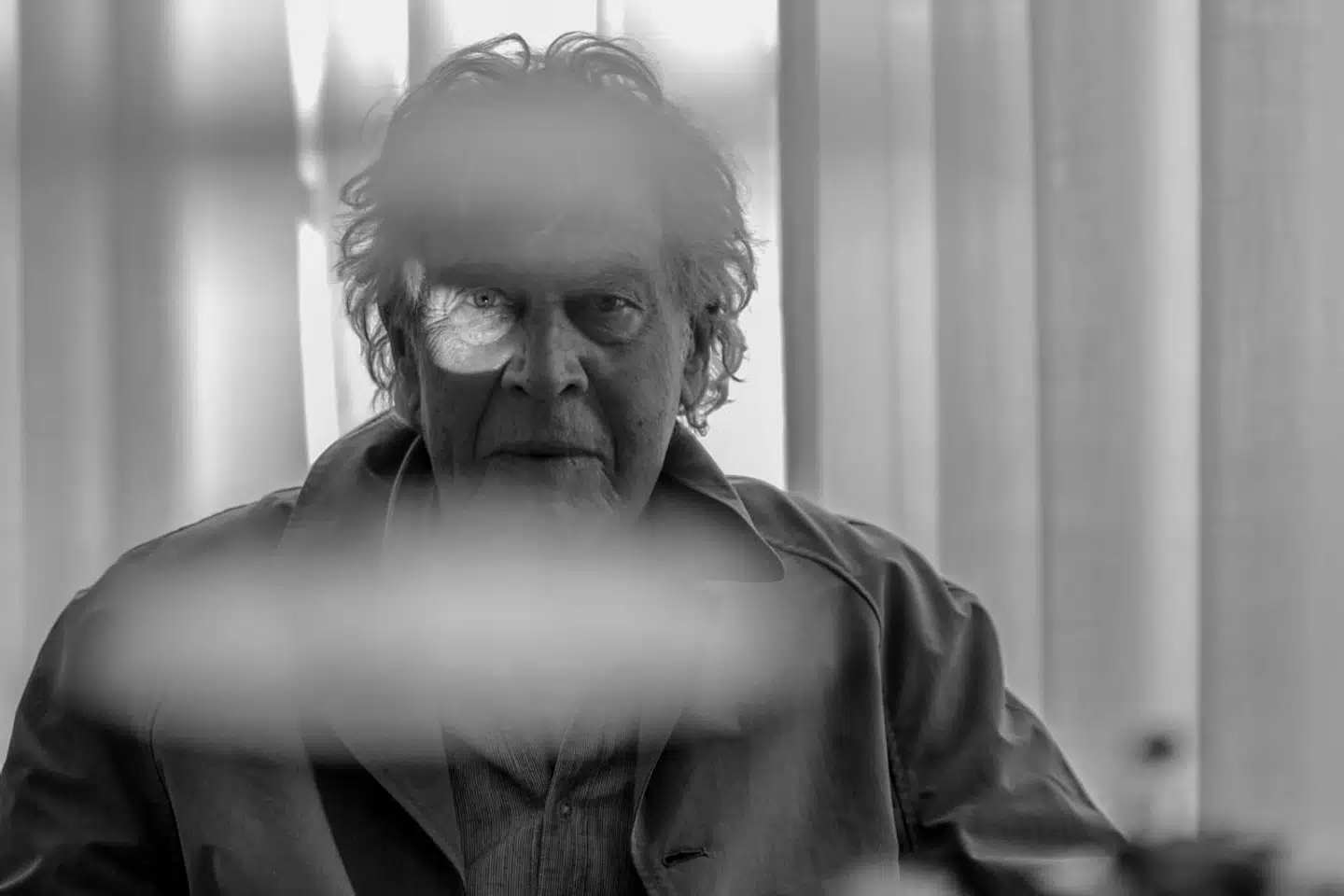 Gennem mere end et halvt århundrede har vi forholdt os til Jørgen Leth. Til forfatteren, fortælleren og filmskaberen, men også til provokatøren og personen, der både har fået voldsomme tæv og en voldsom gennemslagskraft.