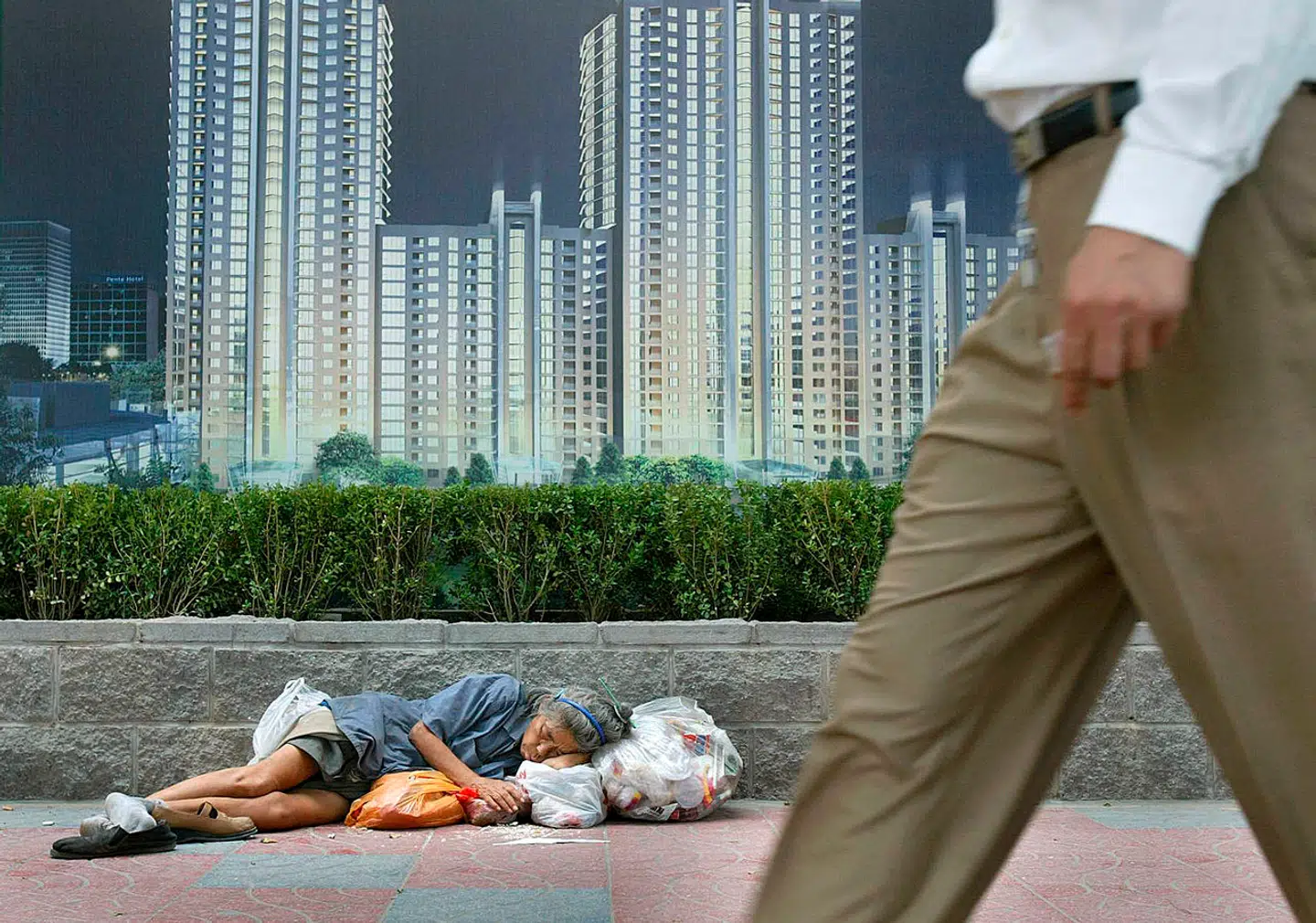 Hjemløs kvinde i Kina. Foto: Frederic Brown, Scanpix